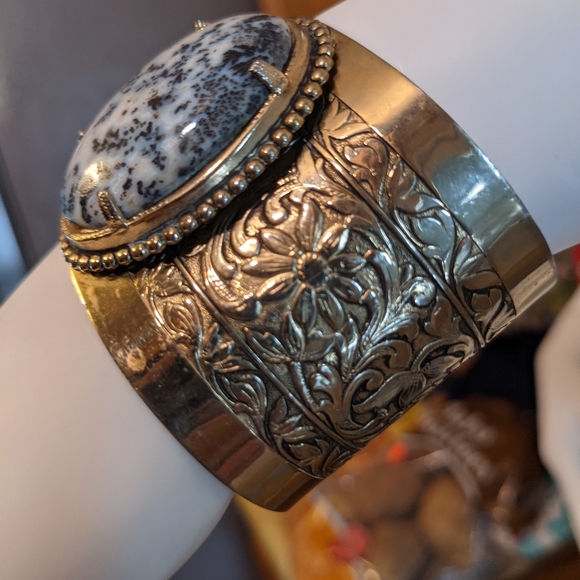 Vintage cuff bracelet w/medalian - Picture 4 of 9